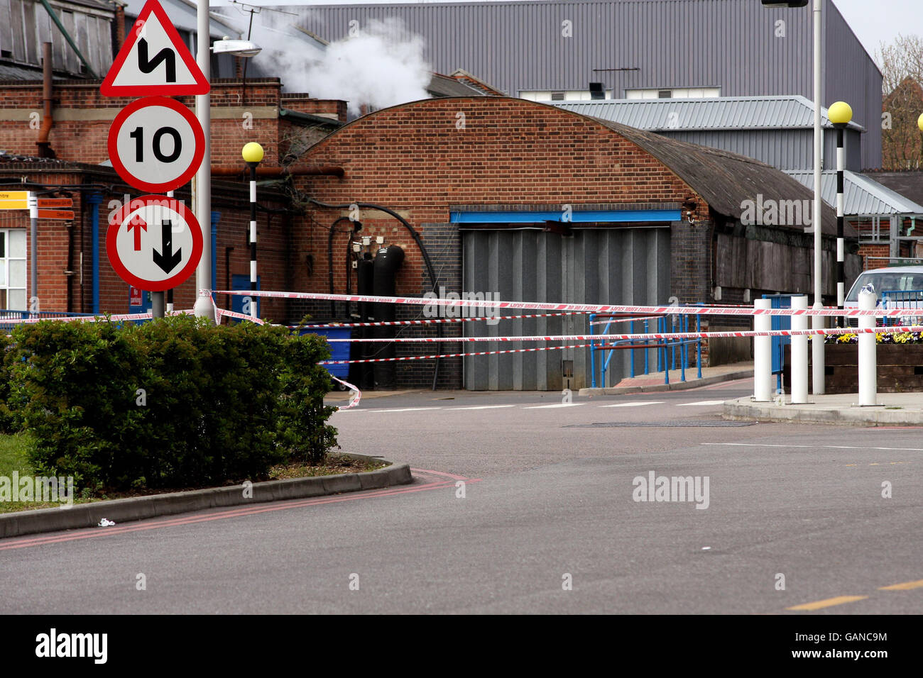 Die Szene im Whipps Cross University Hospital in Walthamstow, Ost-London, nachdem ein Mann auf dem Krankenhausgelände erstochen gefunden wurde. Stockfoto