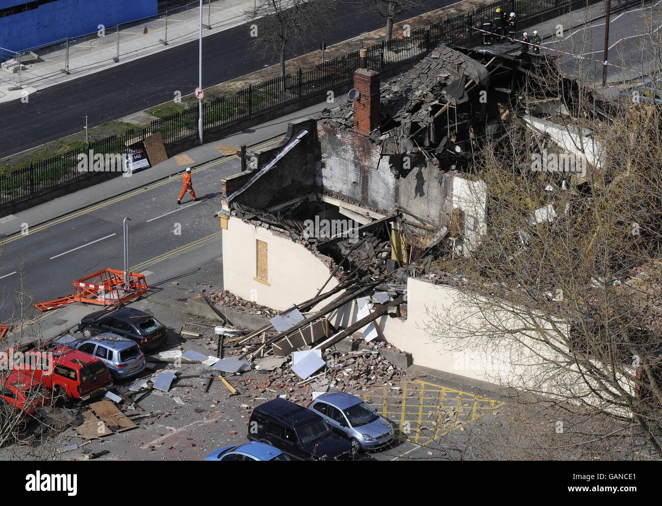 Feuerwehrleute gerufen, um in stillgerufene Kneipe zu sprengen. Die Szene eines stillstehenden Pubs in Leeds nach einer vermuteten Gasexplosion dort. Stockfoto