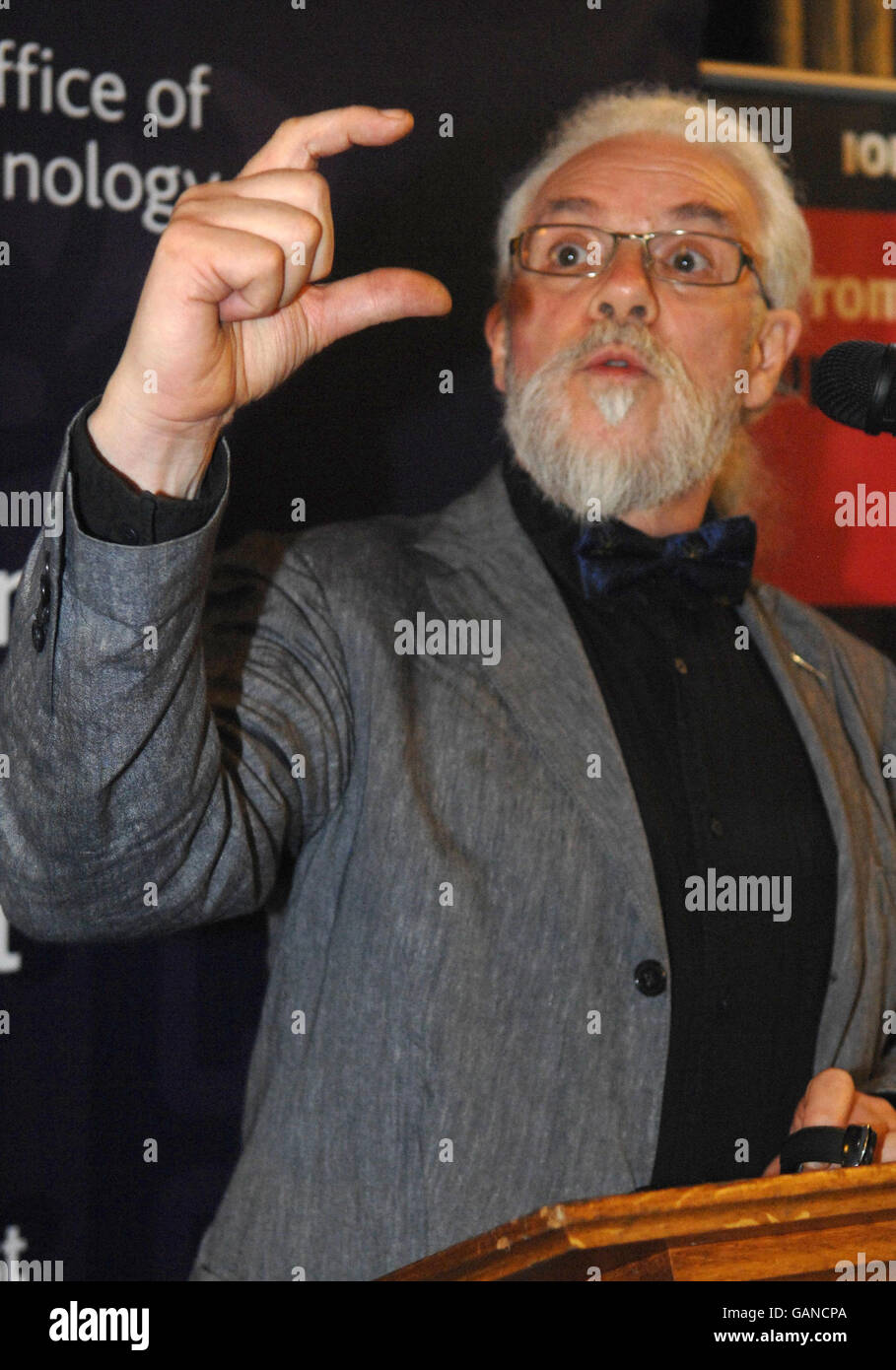 Professor Noel Sharkey spricht bei einem besonderen parlamentarischen Empfang im Londoner Unterhaus, organisiert vom Institute of Physics und dem Parlamentarischen Büro für Wissenschaft und Technologie, wo die größte Sammlung intelligenter Roboter Großbritanniens der Regierung vorgestellt wurde. Stockfoto