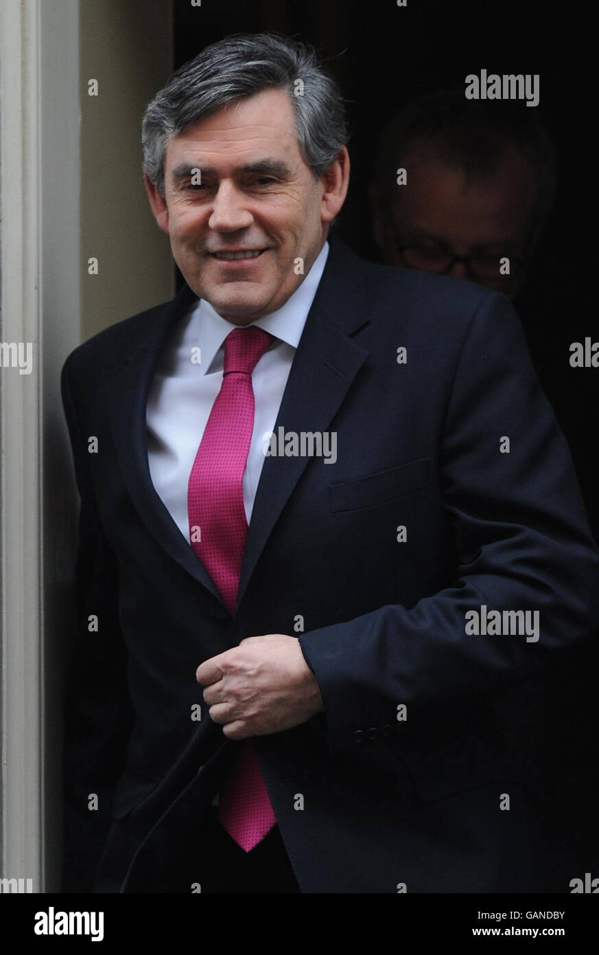Premierminister Gordon Brown verlässt seine offizielle Residenz 10 Downing Street, um an den Fragen der Premierminister im Unterhaus in London teilzunehmen. Stockfoto