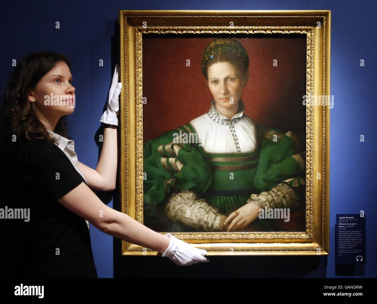 Renaissance-Ausstellung in der Queen's Gallery, Edinburgh. Ein Mitarbeiter der Galerie bei der Renaissance-Ausstellung in der Queen's Gallery in Edinburgh. Stockfoto Renaissance-Ausstellung in der Queen's Gallery, Edinburgh. Ein Mitarbeiter der Galerie bei der Renaissance-Ausstellung in der Queen's Gallery in Edinburgh. Stockfoto