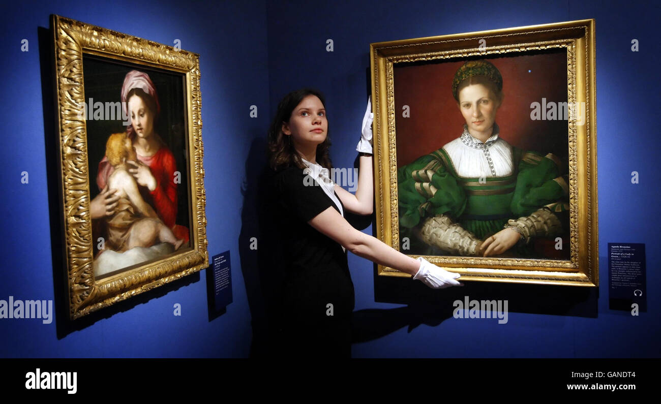 Renaissance-Ausstellung in der Queen's Gallery, Edinburgh. Ein Mitarbeiter der Galerie bei der Renaissance-Ausstellung in der Queen's Gallery in Edinburgh. Stockfoto Renaissance-Ausstellung in der Queen's Gallery, Edinburgh. Ein Mitarbeiter der Galerie bei der Renaissance-Ausstellung in der Queen's Gallery in Edinburgh. Stockfoto