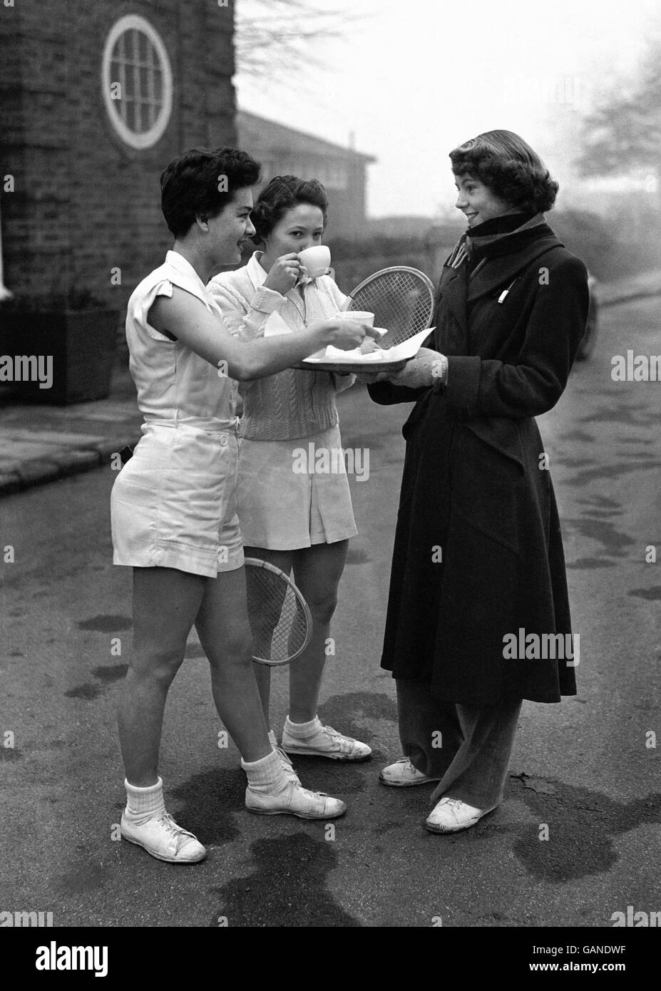 Rosalyn Cohen (links) und Anthia Gibb trinken Tee während der Britischen Junioren Hard Court Tennis Championships in Roehampton. Stockfoto