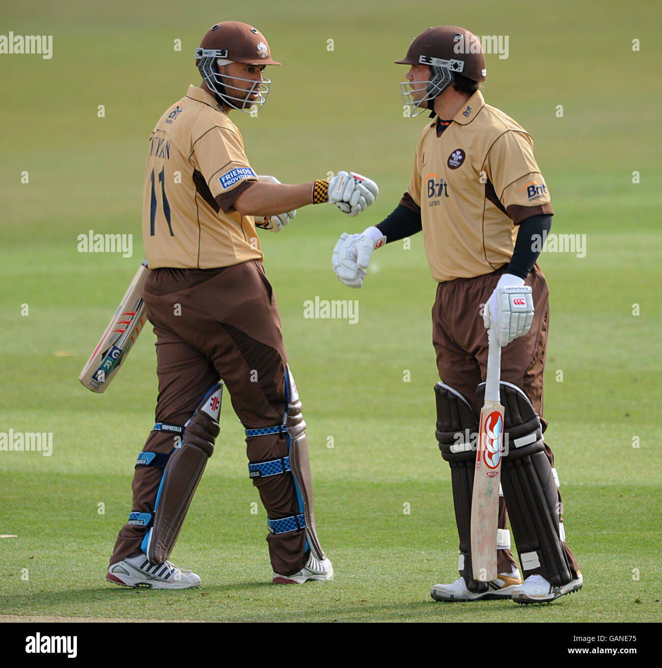 Cricket - Friends Provident Trophy - Surrey V Middlesex - The Brit Oval. Scott Newman von Surrey (links) und James Benning. Stockfoto