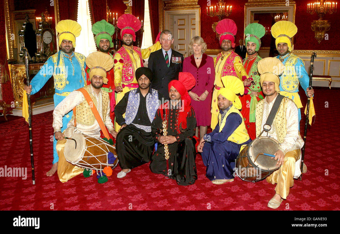 Der Prinz von Wales und die Herzogin von Cornwall trafen sich mit überlebenden Veteranen der Sikh-Brigade der britischen Armee bei einer Veranstaltung zum Sikh-Religions- und Kulturfestival von Vaisakhi im St. James Palace, London. Stockfoto