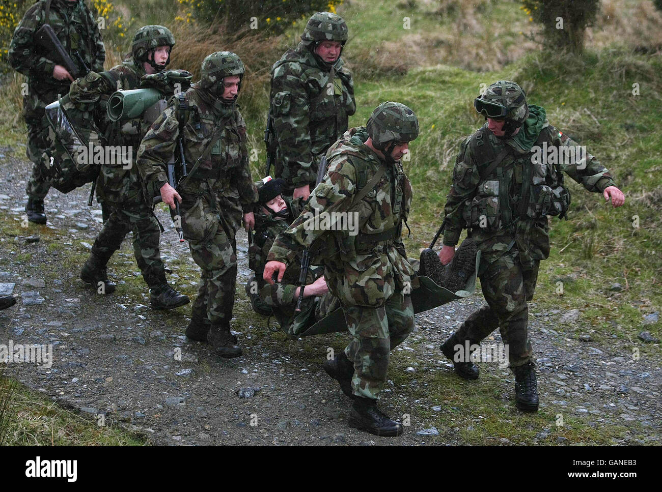 Mitglieder der irischen Streitkräfte nehmen an einer vollständigen Militärübung im Glen von Imaal Co.Wicklow, Irland Teil, bevor sie in wenigen Wochen in den Tschad einreisen. Stockfoto