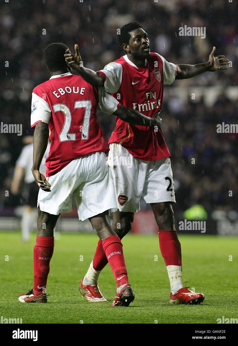 Fußball - Barclays Premier League - Derby County / Arsenal - Pride Park. Emmanuel Adebayor (rechts) feiert, nachdem er das achte Tor des Spiels erzielt und seinen Hattrick abgeschlossen hat. Stockfoto