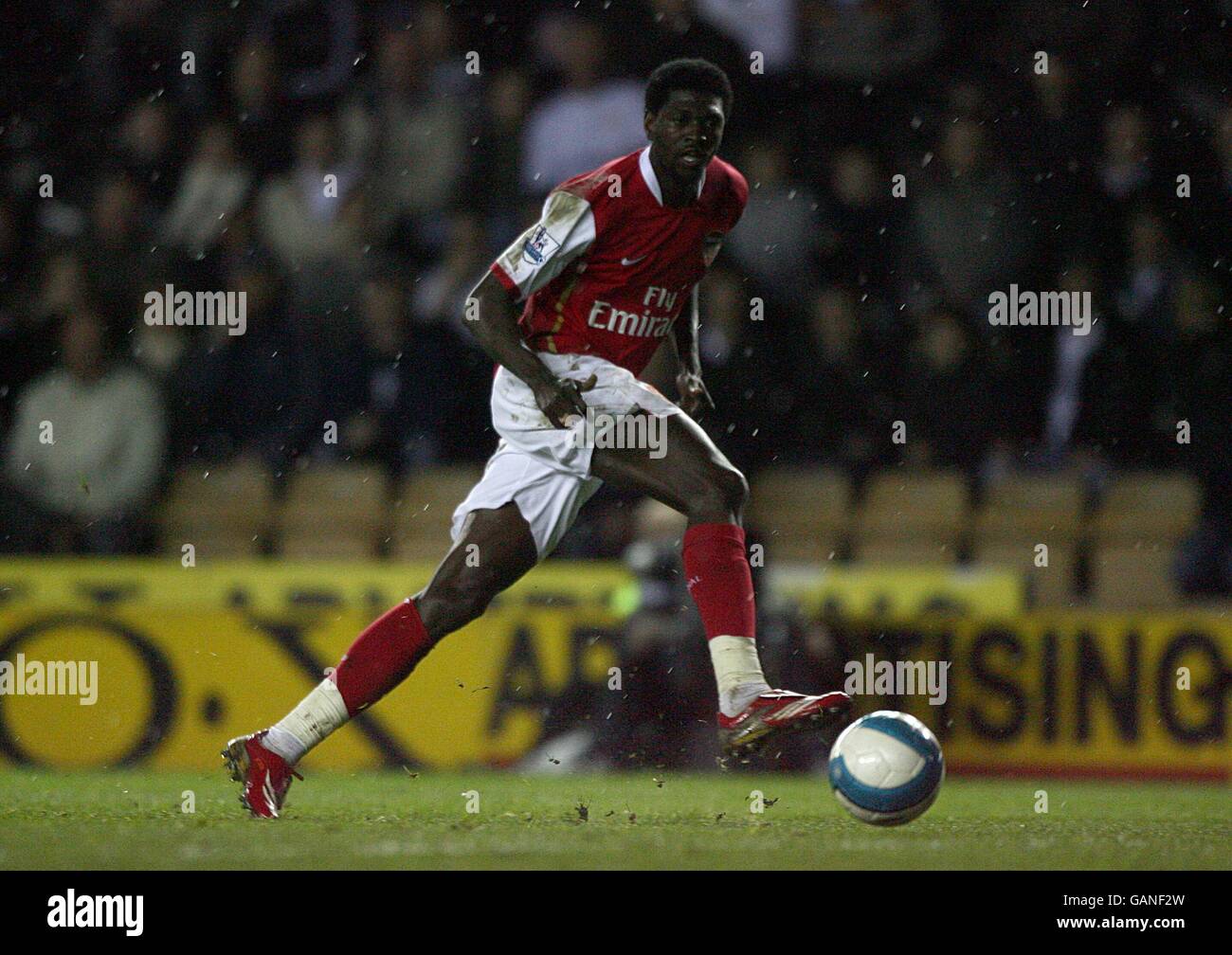Fußball - Barclays Premier League - Derby County / Arsenal - Pride Park. Emmanuel Adebayor von Arsenal erzielt das achte Tor des Spiels und schließt seinen Hattrick ab. Stockfoto