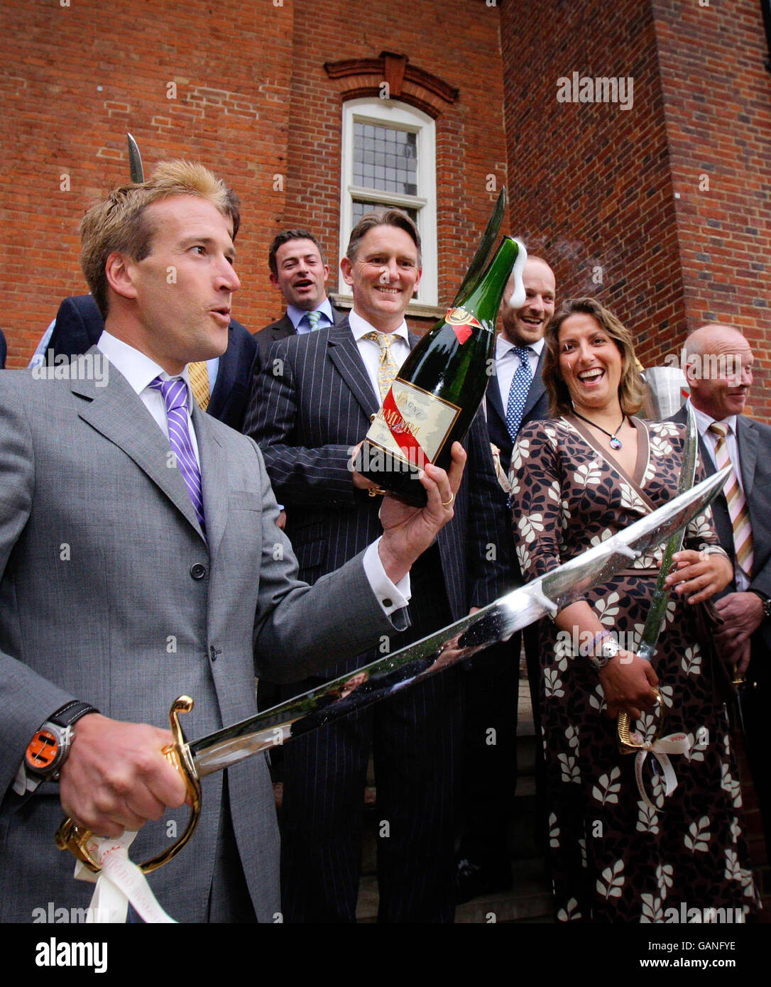 Ben Fogle demonstriert die Kunst von Sabrage bei der Vorstellung der Champagne G.H. Mumm Cordon Rouge Club, Royal Geographical Society, London. Stockfoto