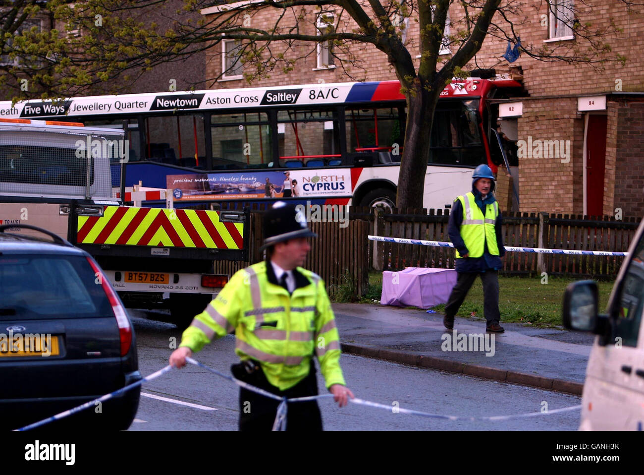 Die Szene in Nursery Road, Birmingham, nachdem ein einstöckiger Bus in eine Reihe von Autos pflügt hatte, bevor er ein zweistöckiges Haus in der Gegend von Lozells traf. Stockfoto