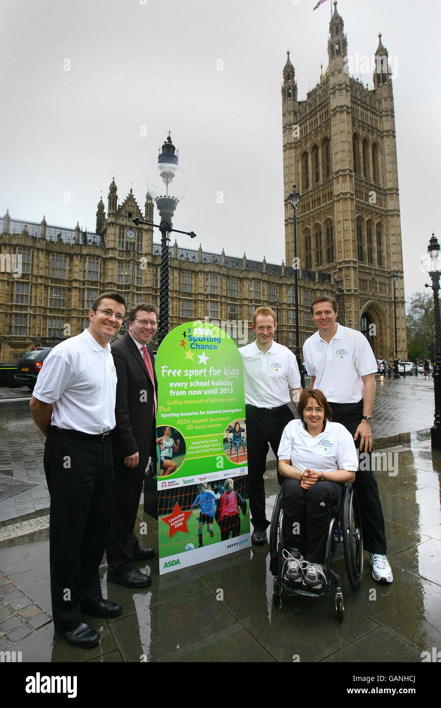 Von links stellen Tim Lawler, CEO von SportsAid, Gerry Sutcliffe, ASDA-CEO und Präsident Andy Bond, die Paralympics- und Olympialegenden Dame Tanni Gray-Thompson und Roger Black vor dem Parlament die Sportchance von ASDA vor, das langfristige Engagement des Einzelhändlers für den Basissport in Großbritannien. DRÜCKEN SIE VERBANDSFOTO. Stockfoto