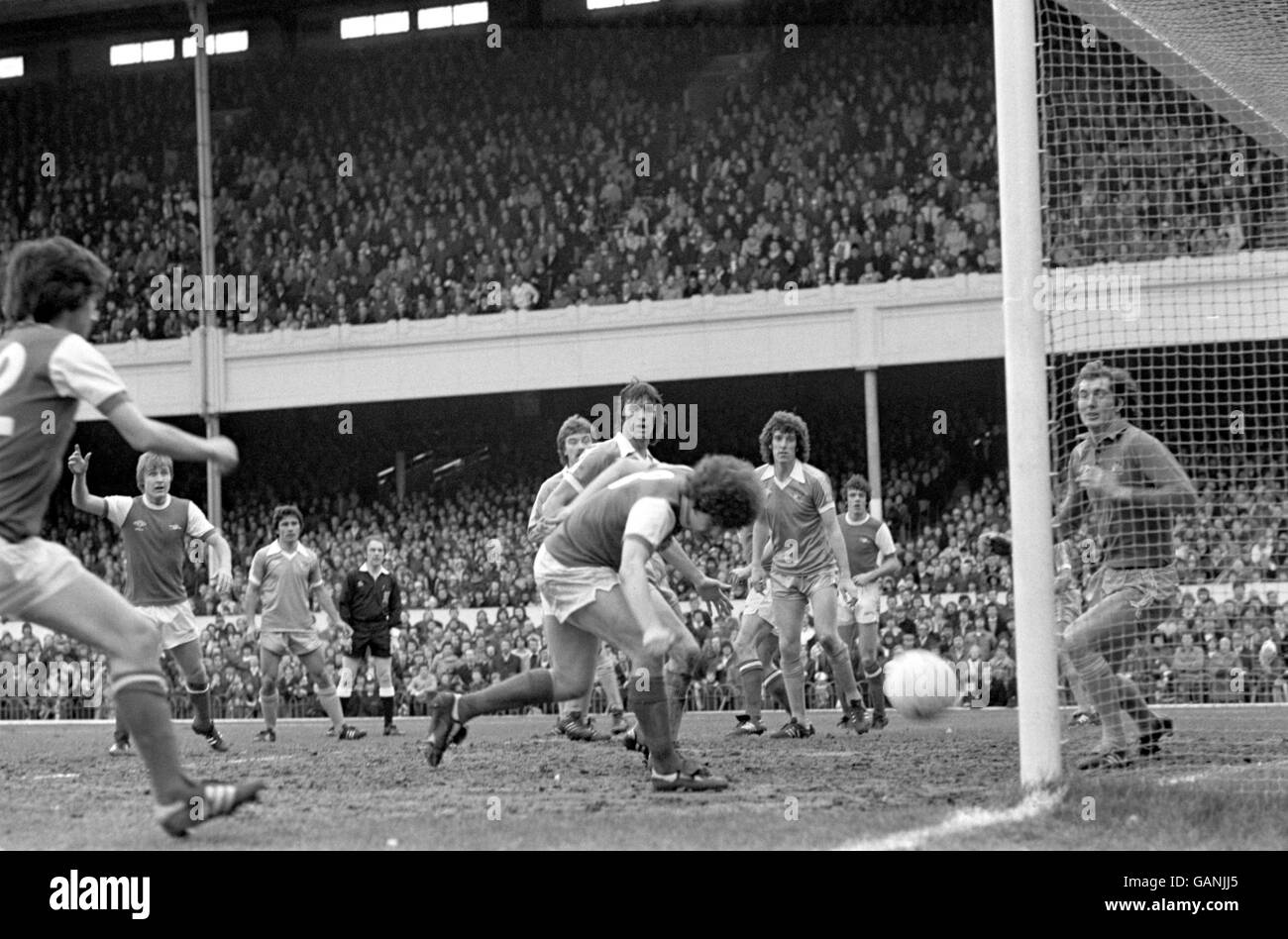 Alan Sunderland (c) von Arsenal steht vor dem Tor seines Teams, an Manchester City-Torwart Joe Corrigan (r) vorbei, beobachtet von den Teamkollegen David Price (l) und David O'Leary (zweite r) sowie Tommy Booth (dritte r) von Manchester City, Dave Watson (c, halb versteckt), Tony Henry (c, versteckt) und Colin Viljoen (zweite l) Stockfoto