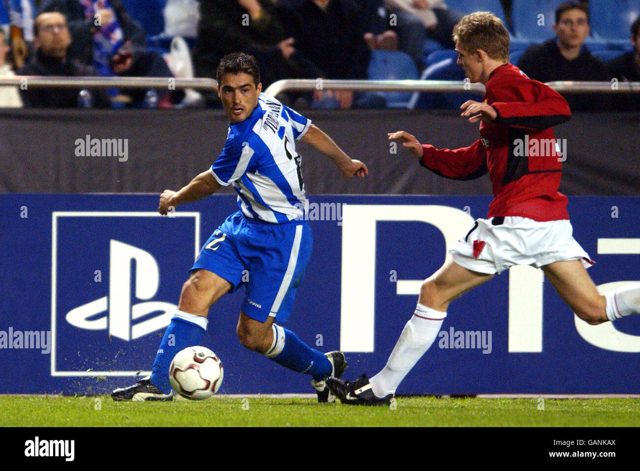 Fußball - UEFA Champions League - Gruppe D - Deportivo La Coruna / Manchester United. Darren Fletcher (r) von Manchester United fordert Roberto Acuna von Deportivo La Coruna heraus (l) Stockfoto