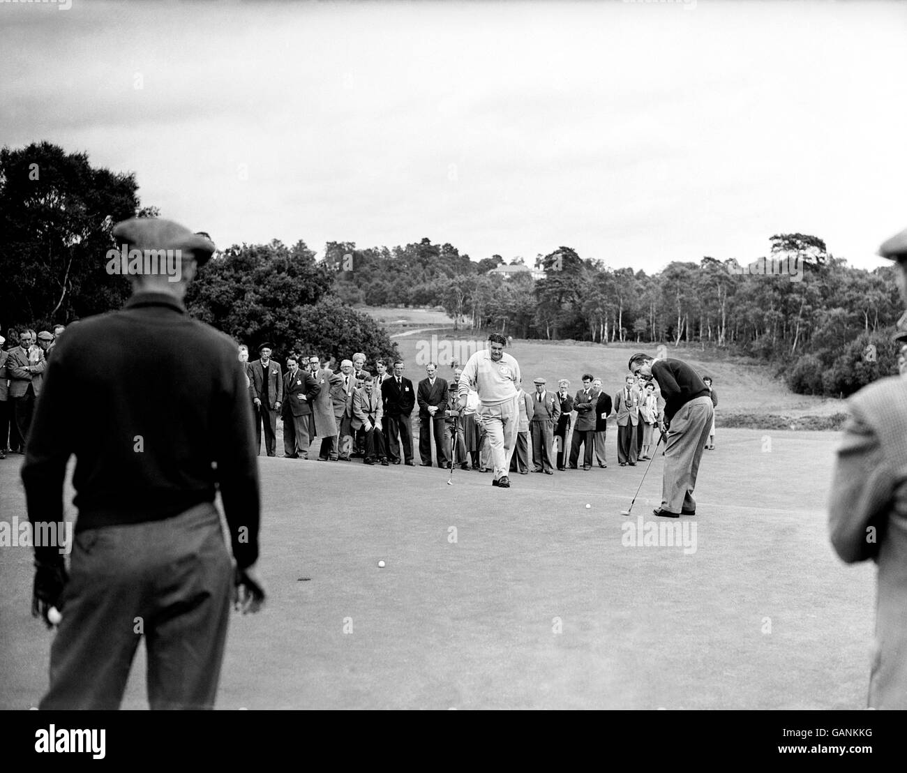 Golf - Ryder Cup - Großbritannien und Irland / USA - Wentworth. Ed 'Porky' Oliver aus den USA, Mitte, beobachtete Lloyd Mangrum im Spiel, rechts, während des Trainings für den Ryder Cup in Wentworth. Stockfoto