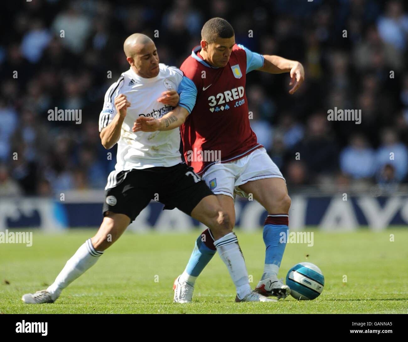 Tyrone Mears, Derby County (l) und Wilfred Bouma, Aston Villa, kämpfen um den Ball Stockfoto