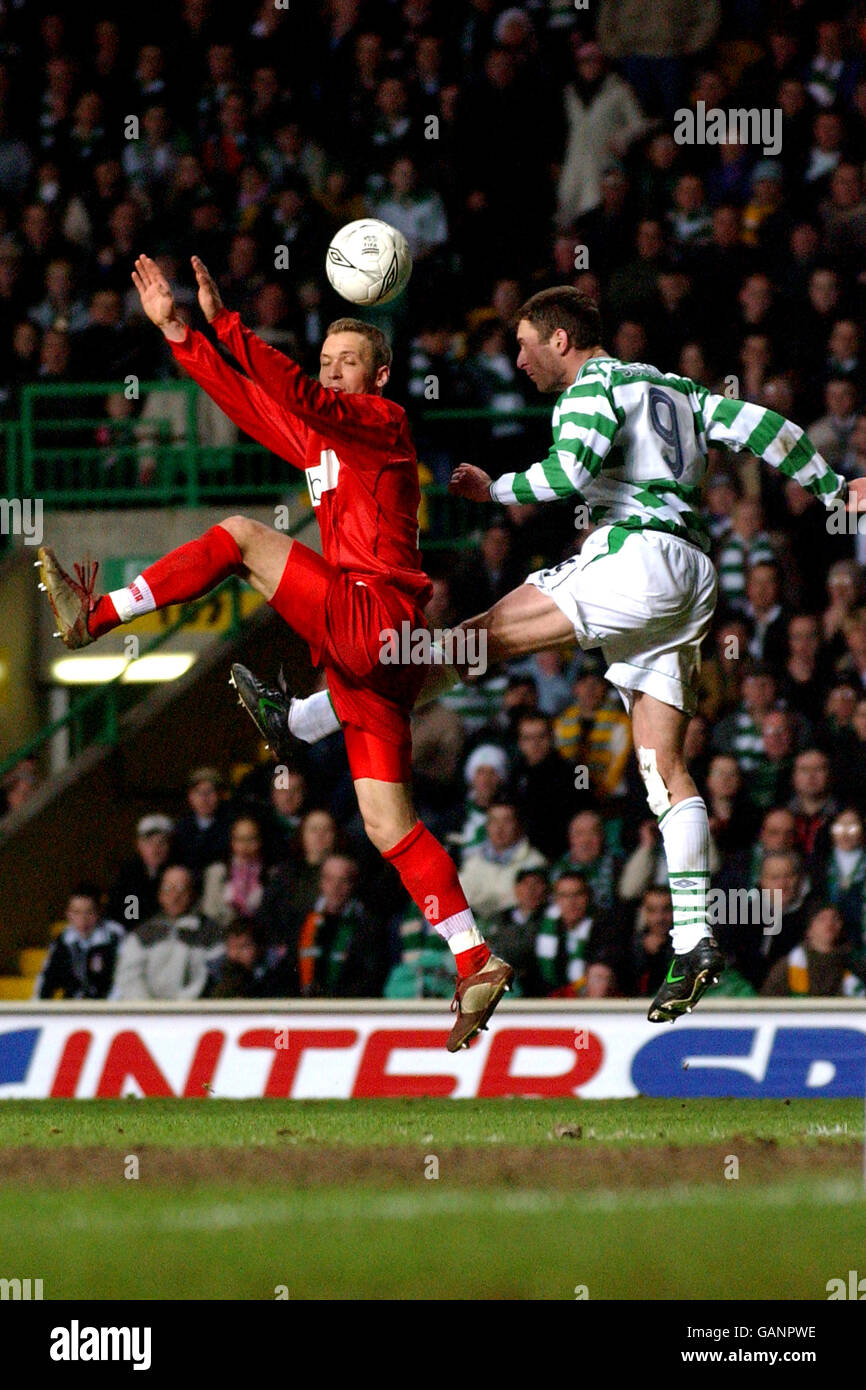 Fußball - UEFA-Cup - vierte Runde - erste Etappe - Celtic / VFB Stuttgart. Celtic's Chris Sutton (r) und VFB Stuttgarts Andreas Hinkel kämpfen um den Ball Stockfoto
