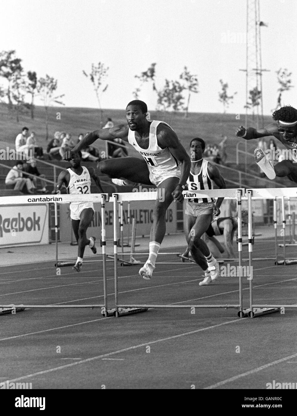 Athlet Wilbert Greaves in Aktion im 110 m Hürdenlauf. Wilbert vertrat GB bei den Olympischen Sommerspielen 1984 in den 110-m-Hürden. Stockfoto