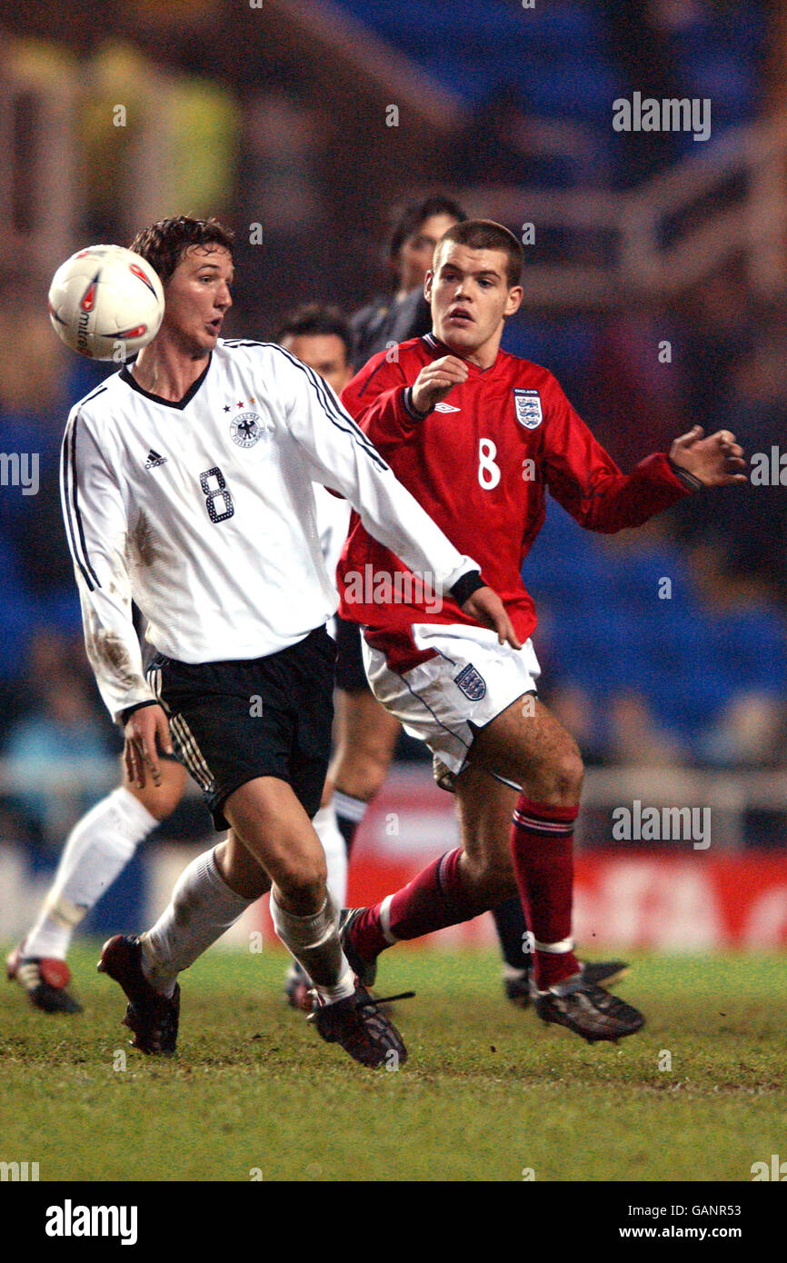 Fußball - unter 20 Internationale Freundschaften - England gegen Deutschland. Der englische John Welsh (l) greift den deutschen Christian Schulz an Stockfoto