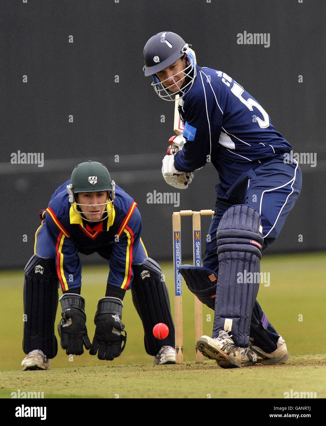 Schottlands C Smith im Kampf gegen MCC. Ein rosa Ball wird während eines Spiels zum ersten Mal auf Lord's Cricket Ground, London, verwendet. Stockfoto