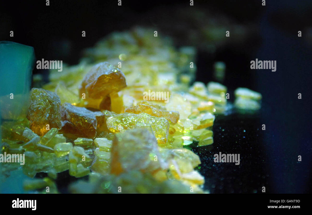 Ruins of Kasch, eine Installation der amerikanischen Künstlerin Liliana Lijn, die interstellaren Staub als kosmische Ruinen in der Riflemaker Gallery im Zentrum von London präsentiert. Stockfoto