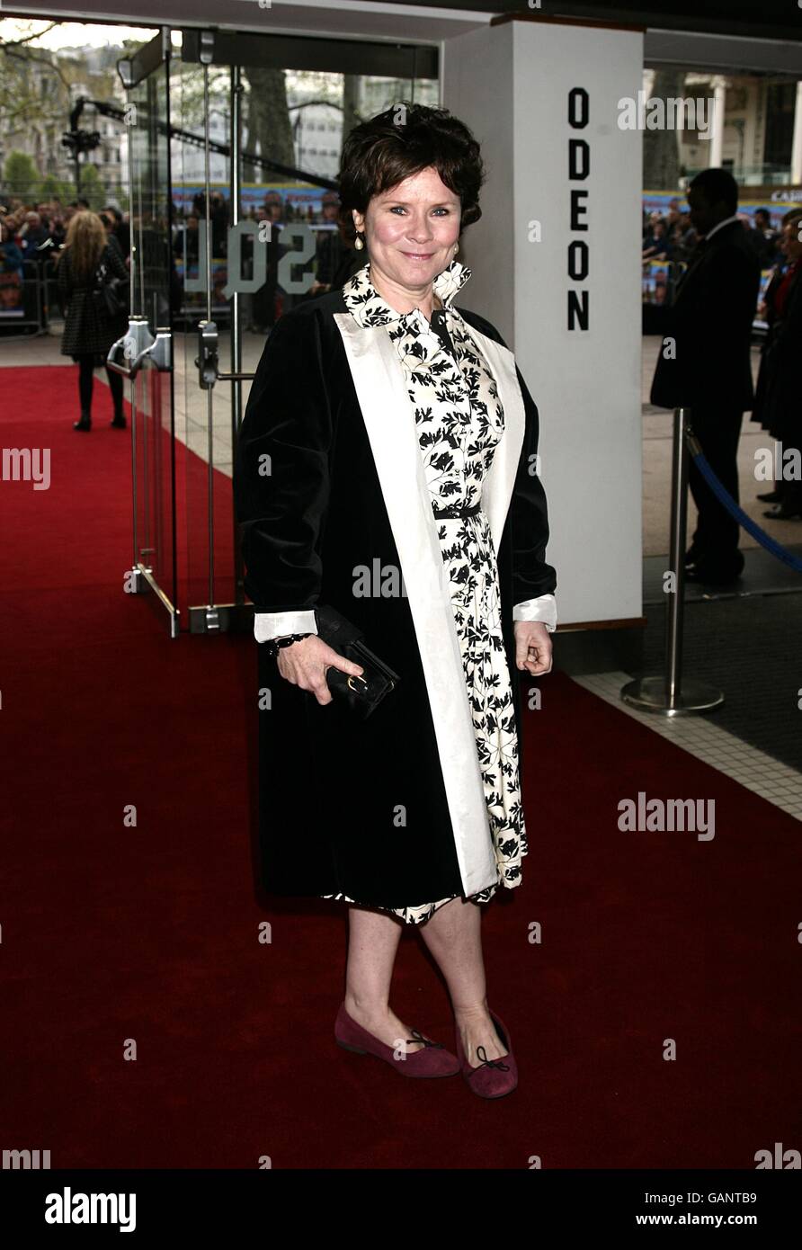 Imelda Staunton kommt zur World Charity Premiere von Three und Out im Odeon West End Cinema, Leicester Square, London. Stockfoto