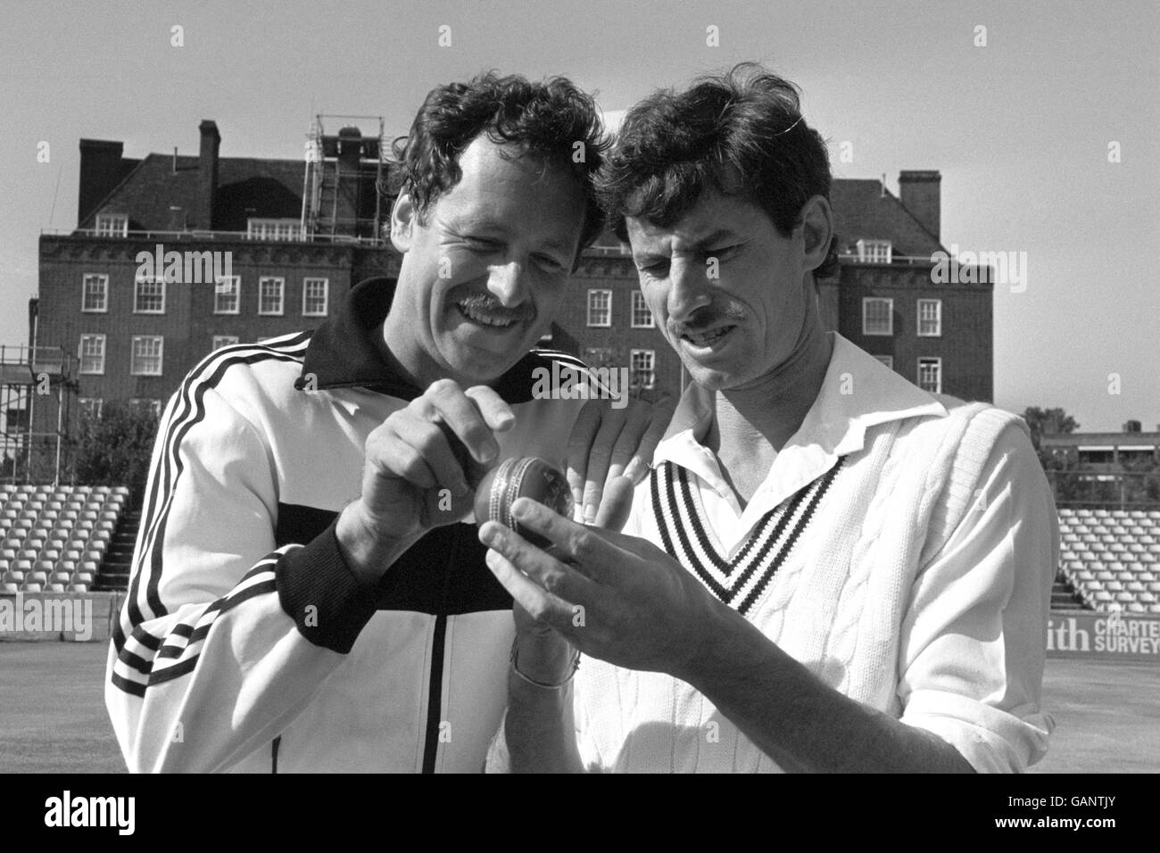 NZ Cricket-Star Tony Hadlee (rechts) und sein Kapitän Jeremy Coney beim Oval für das Netztraining vor dem Start des dritten Tests. Stockfoto