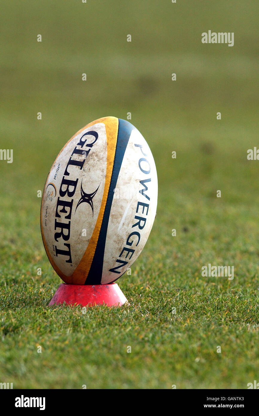 Rugby Union - Powergen Cup - Halbfinale - Leicester Tigers gegen Gloucester. Der Match Ball ruht auf einem T-Shirt Stockfoto