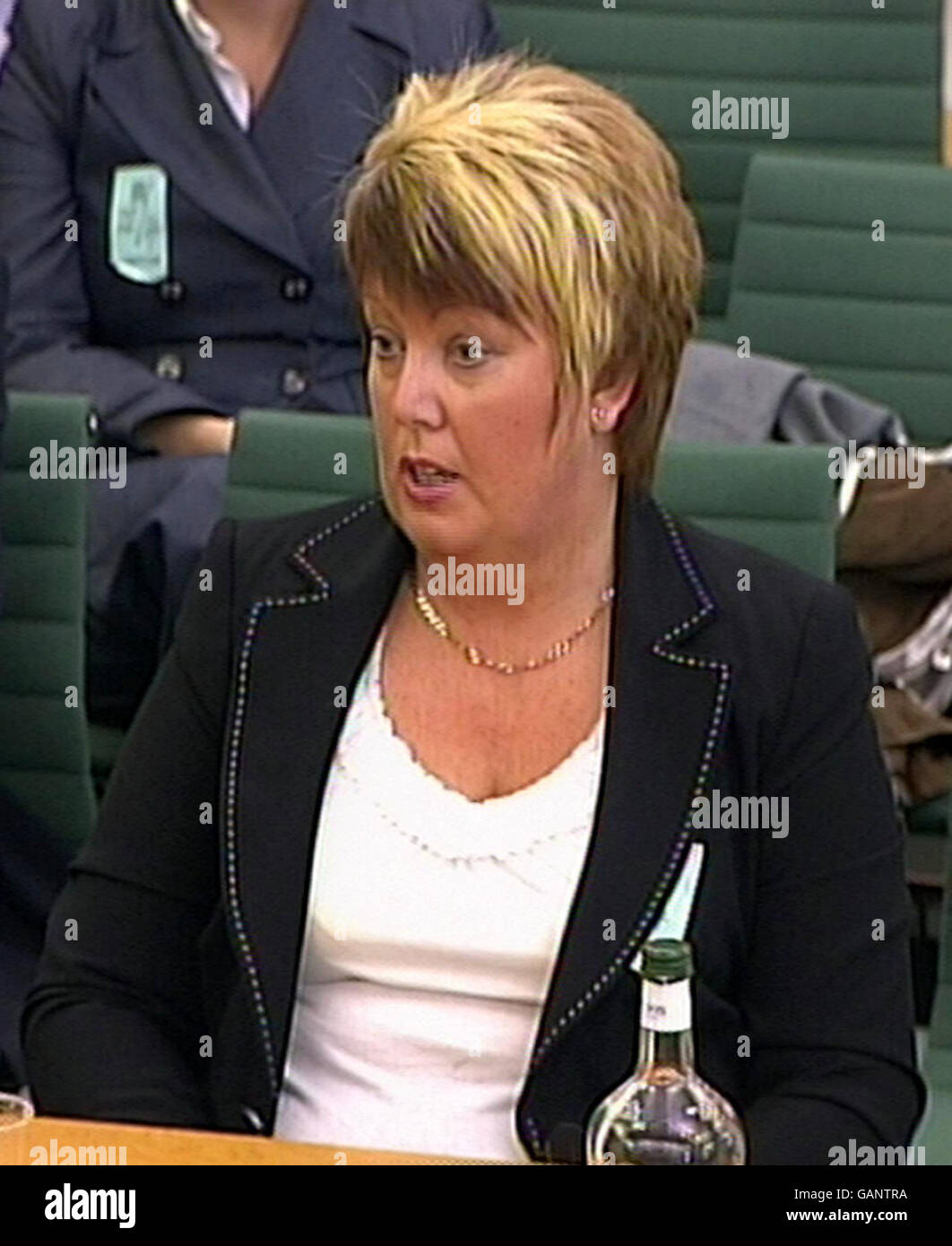 Helen Newlove, die Witwe des ermordeten Garry Newlove, spricht vor dem Ausschuss für Inneres im Unterhaus, London. Stockfoto