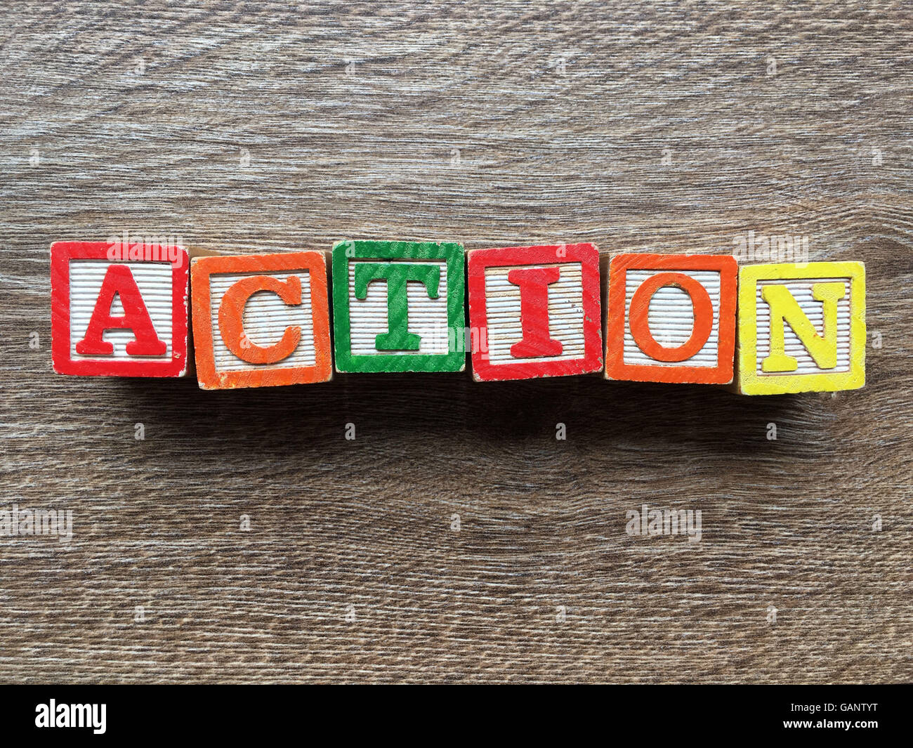 Aktion-Wort, das mit Spielzeug Holz-Block Buchstaben Stockfoto
