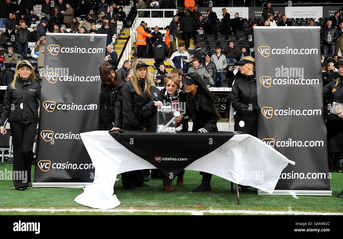 Fußball - Barclays Premier League - Fulham gegen Liverpool - Craven Cottage. Die Teilnehmer versuchen ihr Glück mit dem VC Casino vor dem Start Stockfoto