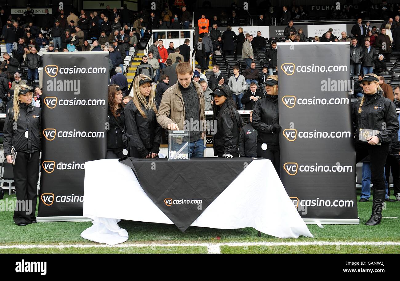 Konkurrenten versuchen ihr Glück mit dem VC Casino vor Anstoß Stockfoto