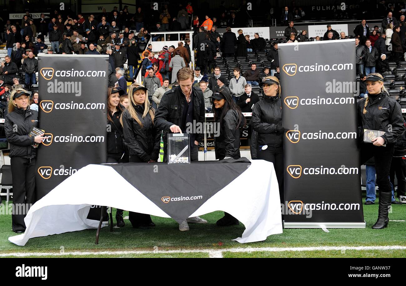 Fußball - Barclays Premier League - Fulham gegen Liverpool - Craven Cottage. Die Teilnehmer versuchen ihr Glück mit dem VC Casino vor dem Start Stockfoto