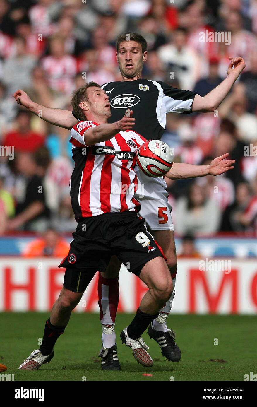 Chris Morgan von Sheffield United und Steve Brooker von Bristol City kämpfen beim Coca-Cola Football Championship-Spiel in der Bramall Lane in Sheffield um den Ball. Stockfoto