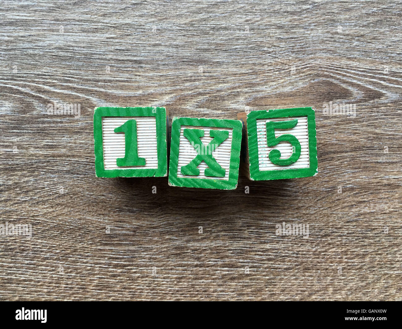 1 x 5-Multiplikation mit Holz-Block Zahlen getan Stockfoto
