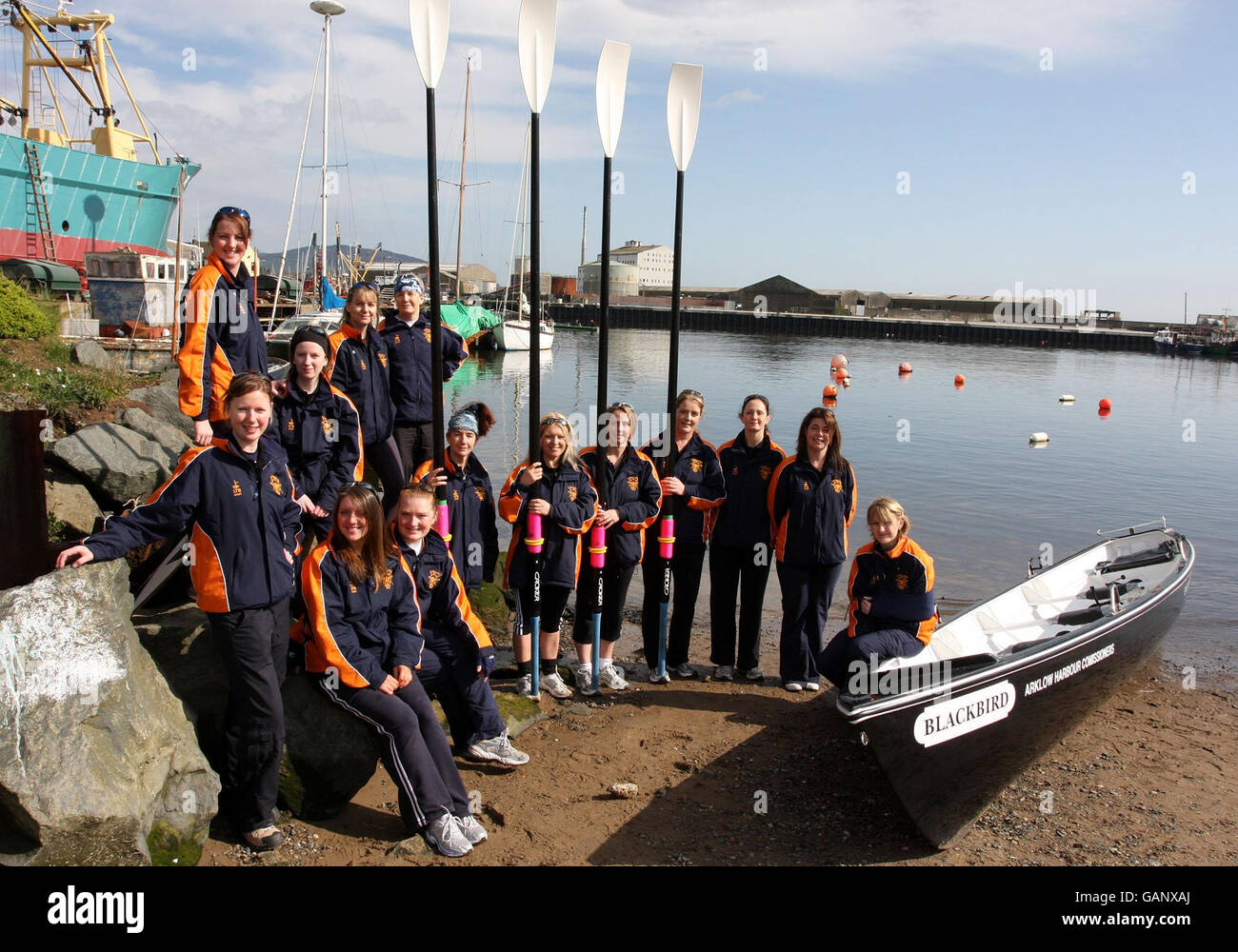 Das Ladies-Team des Arklow Rowing Club und ihr Boot 'Blackbird', in dem sie an der keltischen Herausforderung teilnehmen werden. Stockfoto