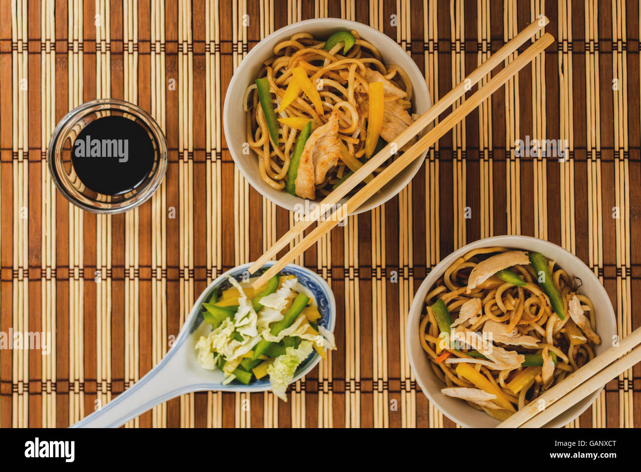 Traditionelle asiatische Küche chinesische Nudeln mit Hühnerfleisch und Gemüse Stockfoto