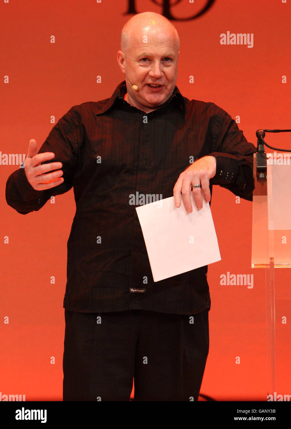 Kevin Roberts, globaler Chief Executive von Saatchi & Saatchi, hält eine Rede auf der Jahrestagung des Institute of Directors in der Royal Albert Hall in London. Stockfoto