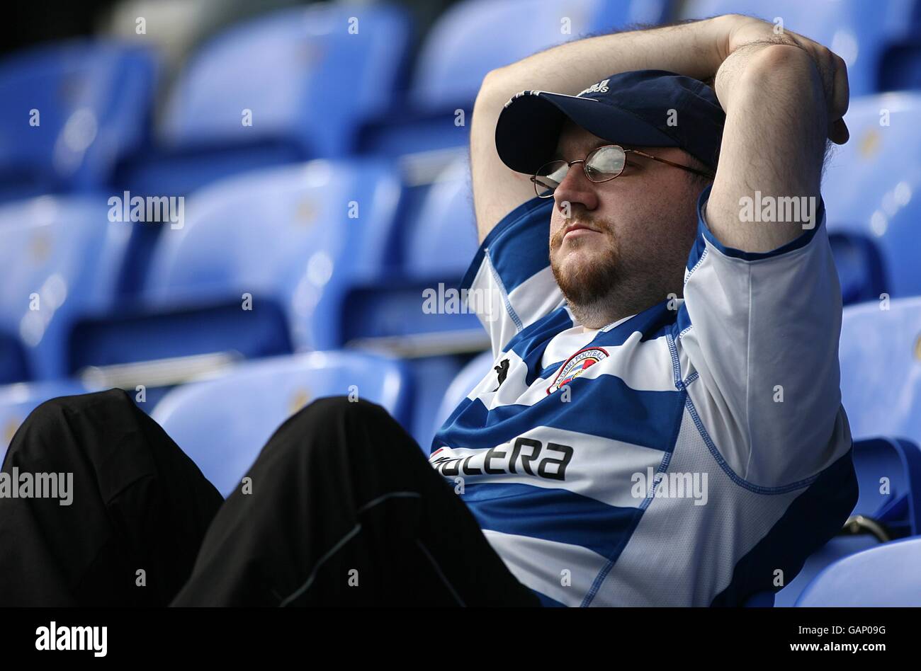 Fußball - Barclays Premier League - Reading gegen Tottenham Hotspur - Madejski Stadium. Ein Reading-Fan sieht in der Tribüne nach dem Spiel niedergeschlagen aus. Stockfoto
