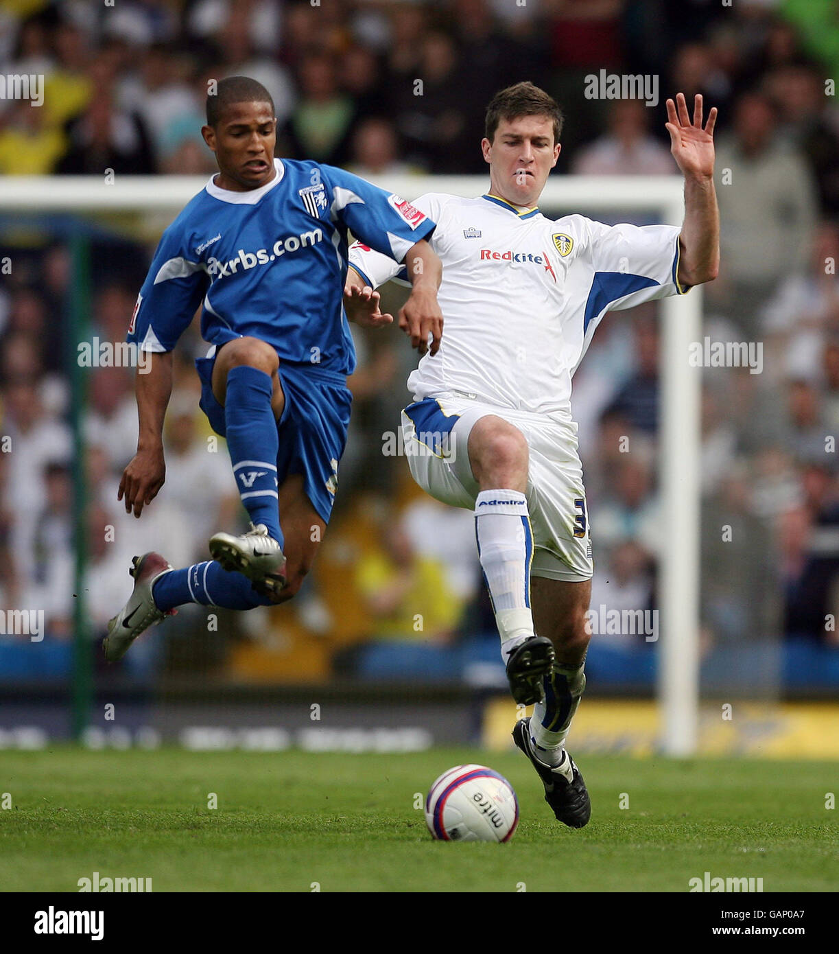 Fußball - Coca-Cola Football League One - Leeds United / Gillingham - Elland Road. Simeon Jackson von Gillingham und Lubomir Michalik von Leeds United in Aktion während des Coca-Cola League One Spiels in der Elland Road, Leeds. Stockfoto