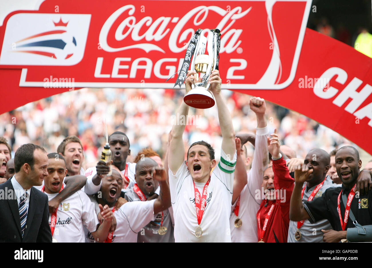 KEITH Andrews VON MK Dons hebt die League Two Trophy nach dem Coca-Cola League Two-Spiel im Stadion:MK, Milton Keynes, an. Stockfoto