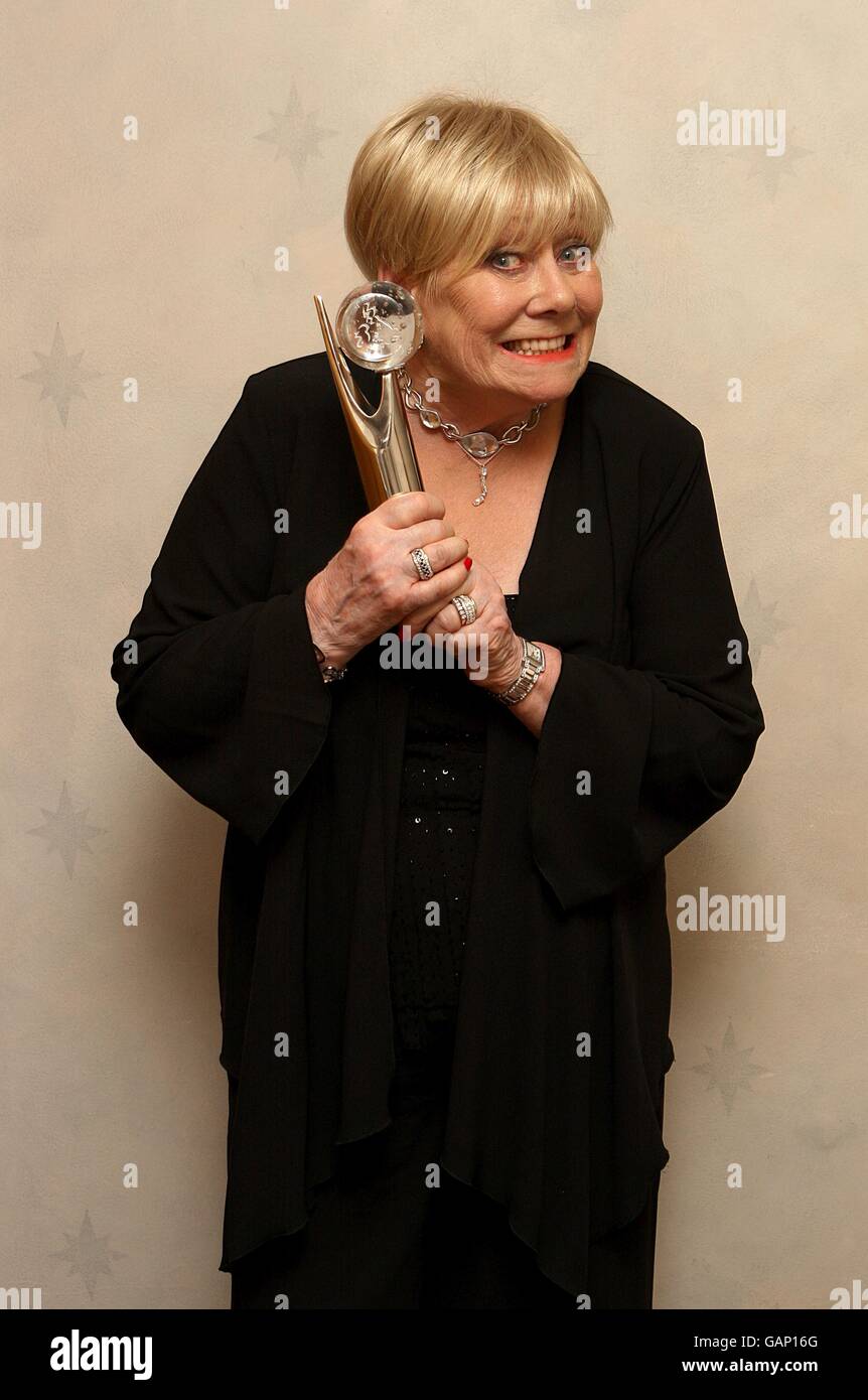 EXKLUSIV FÜR PA-FOTOS. Ehemalige Coronation Street Schauspielerin Liz Dawn mit dem Lifetime Achievements Award bei den British Soap Awards 2008 im BBC Television Center, Wood Lane, London, W12. DIE VERÖFFENTLICHUNG DIESES BILDES UND DER GEWINNER-ERGEBNISSE, IN WELCHEM MEDIUM AUCH IMMER, OB IN PRINT, RUNDFUNK ODER ONLINE, UNTERLIEGT BIS SONNTAG, 4. MAI 2008, 00:01 UHR GMT EINEM STRENGEN EMBARGO. Stockfoto