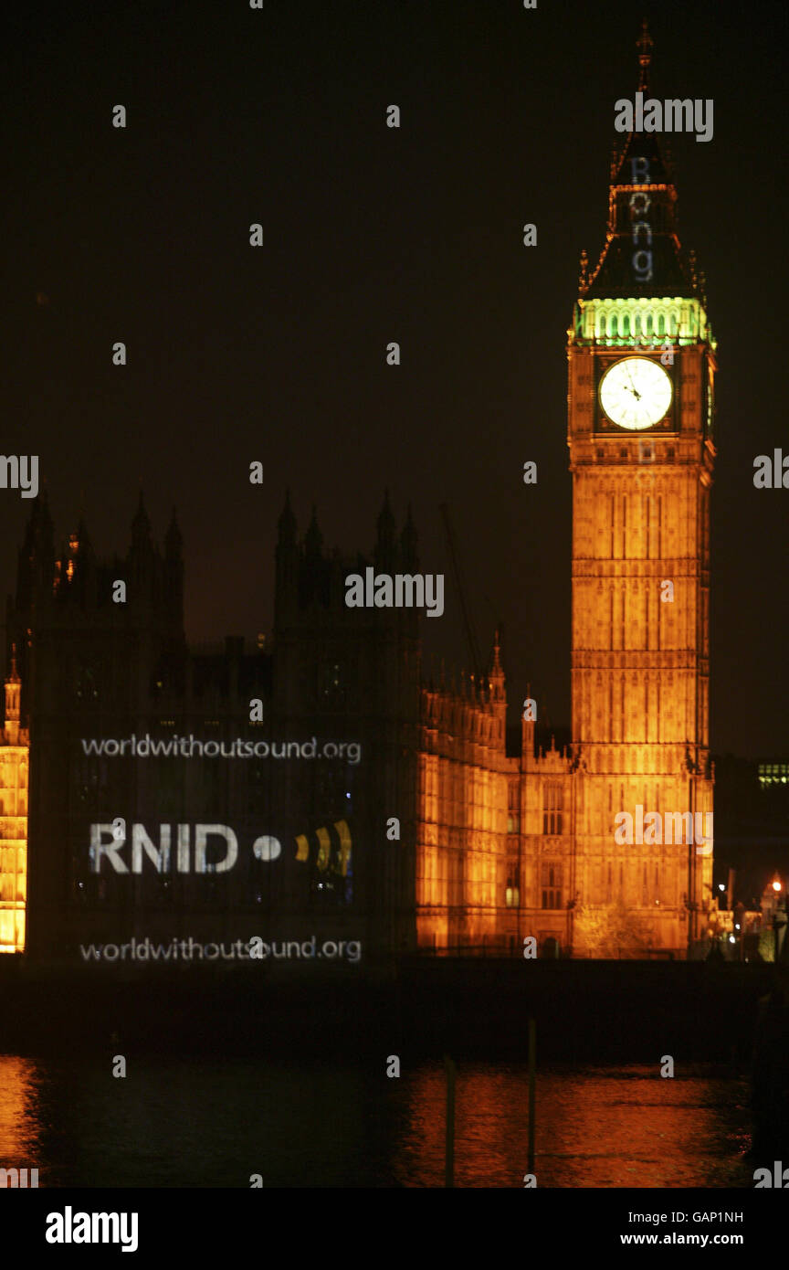 FOTO. RNID, die Wohltätigkeitsorganisation für Gehörlose und Schwerhörige, projiziert ein Bild auf die Houses of Parliament und den St. Stephen's Tower, das die "Untertitelung" Londons und das Glockenspiel von Big Ben darstellt. Stockfoto