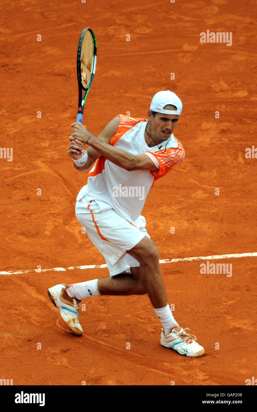 Der spanische Ruben Ramirez Hidalgo gegen den Schweizer Roger Federer Stockfoto