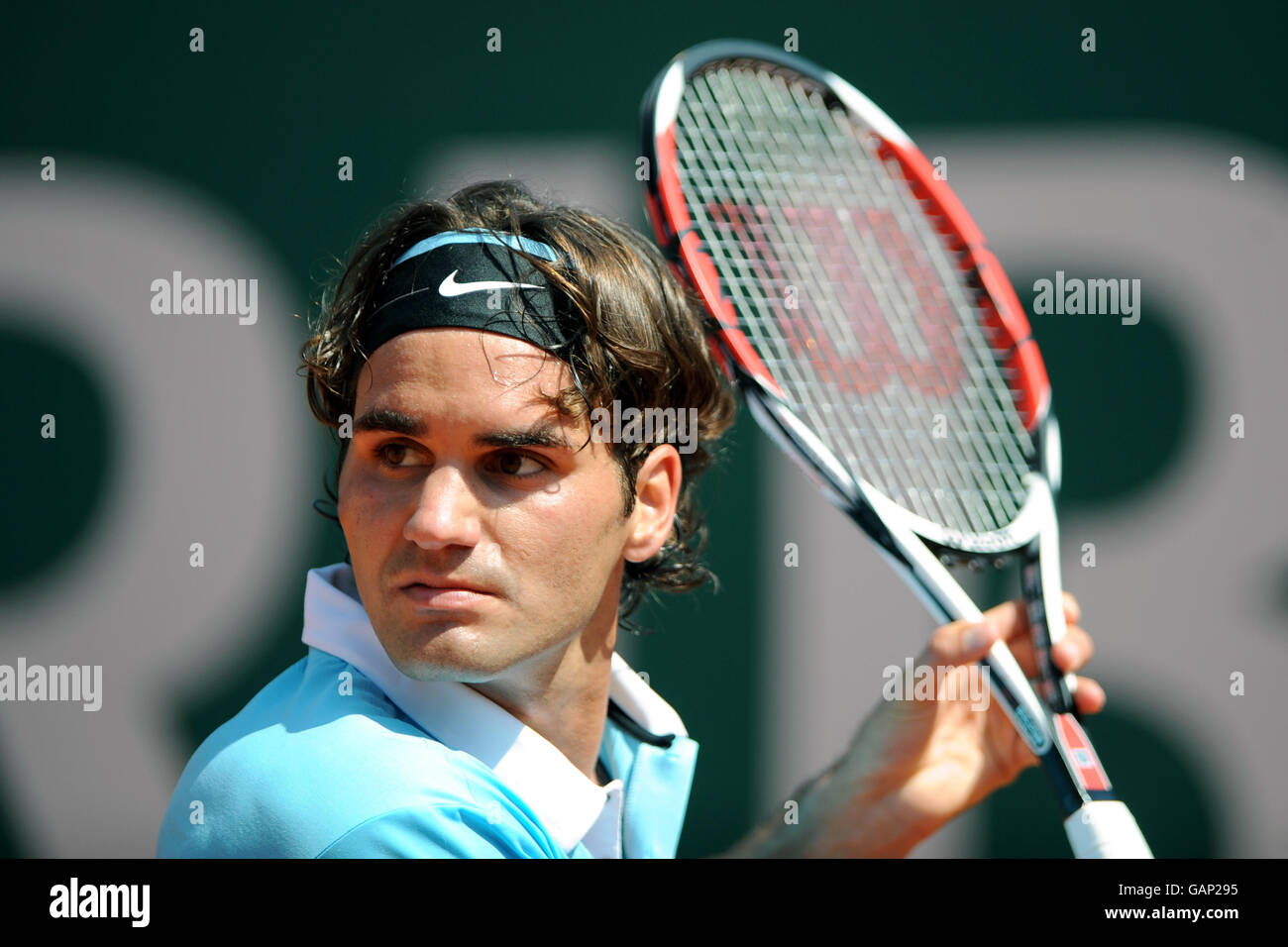 Tennis - ATP Masters Series - Monte Carlo -. Der Schweizer Roger Federer im Kampf gegen den französischen Gael Monfils Stockfoto