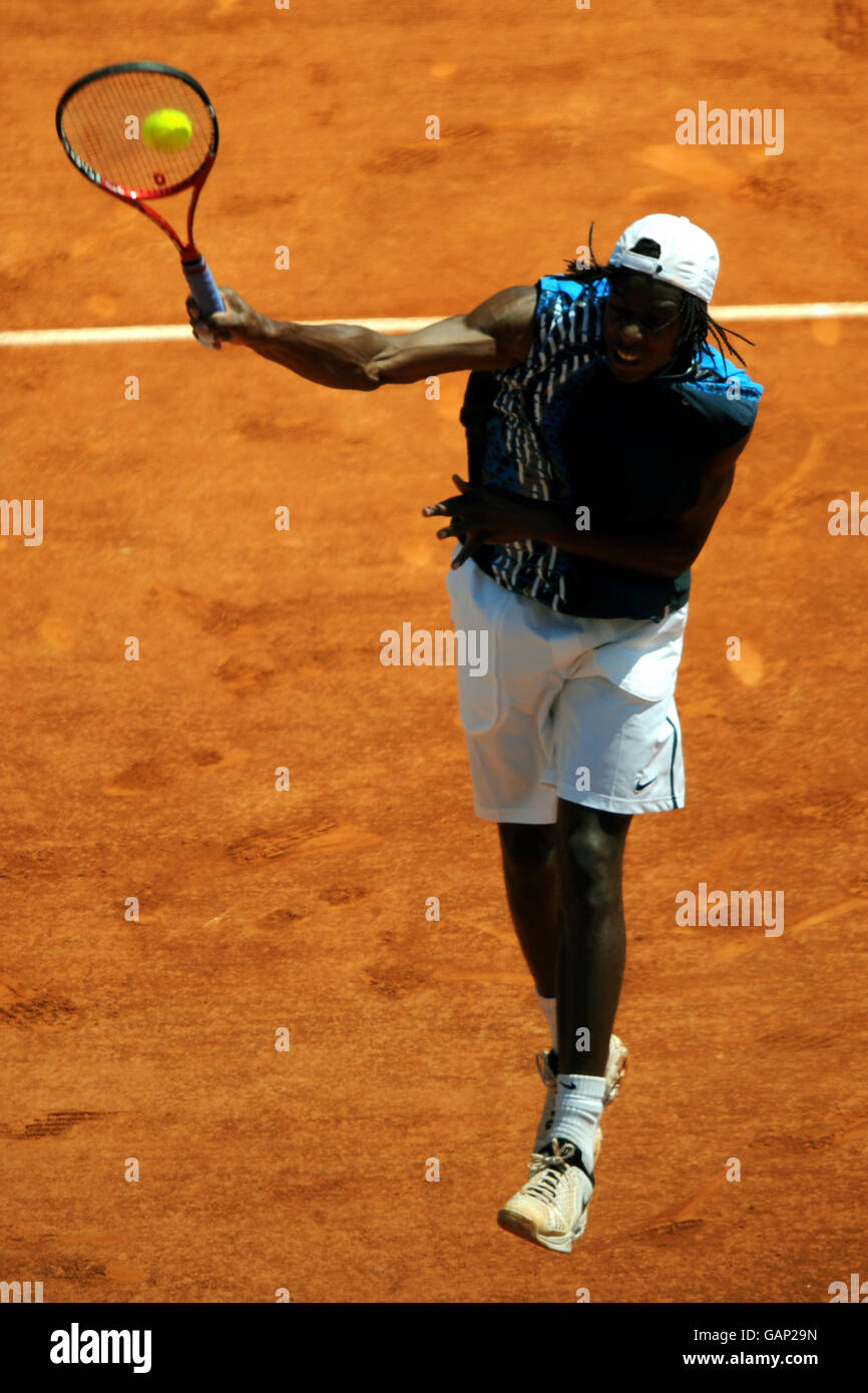 Tennis - ATP Masters Series - Monte Carlo -. Der französische Gael Monfils im Kampf gegen den Schweizer Roger Federer Stockfoto