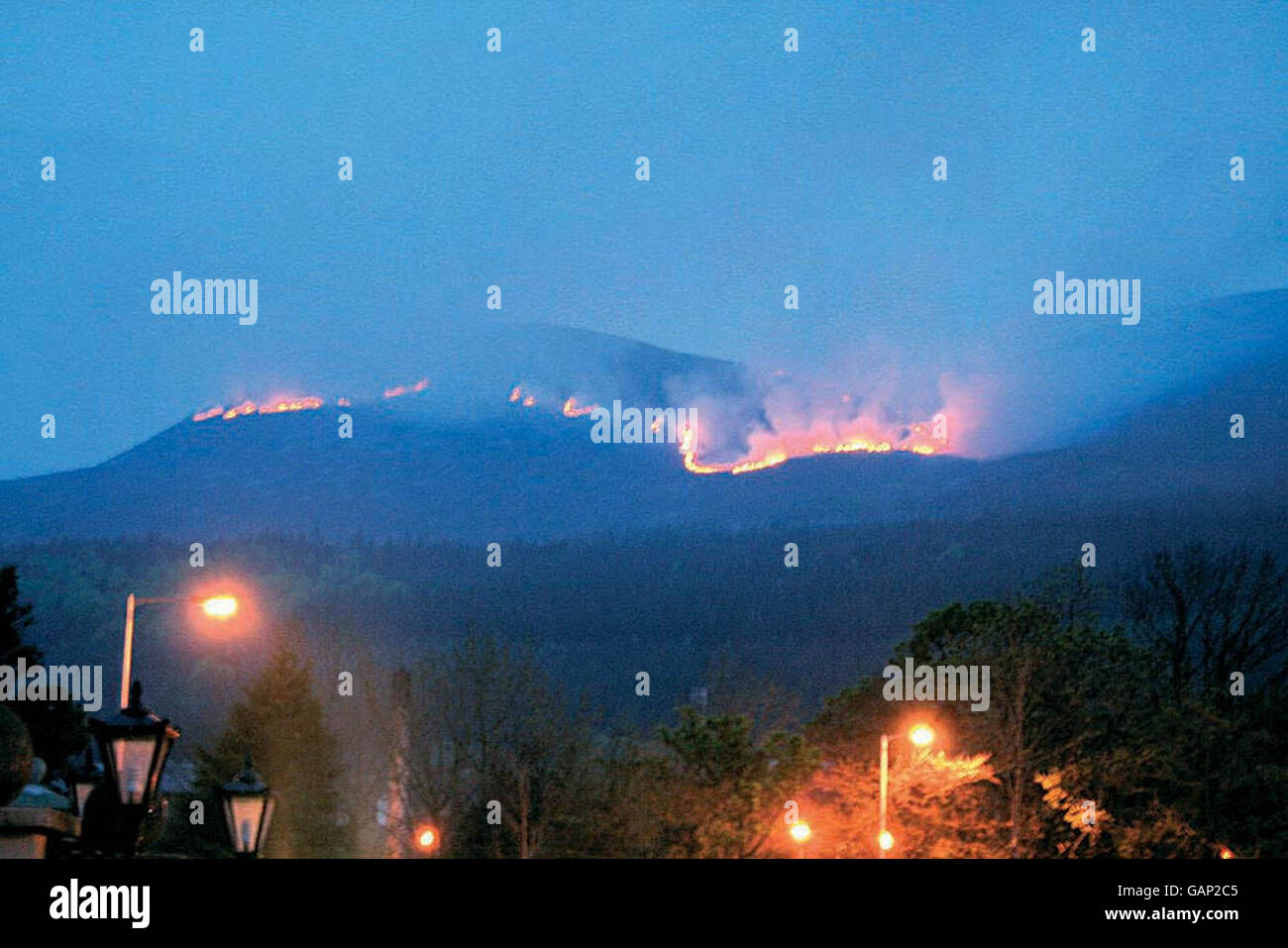 Letzte Nacht ergreift ein Feuer auf dem Slieve Donard, dem höchsten Berg in Nordirland, in der Nähe von Newcastle, County Down. Stockfoto