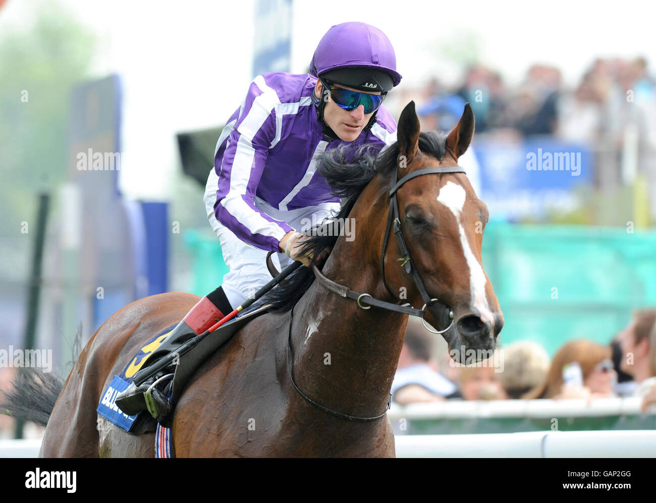 MacArthur von Johnny Murtagh geritten gewinnt den Blue Square Ormonde Stakes während des Blue Square City Day auf der Chester Racecourse. Stockfoto