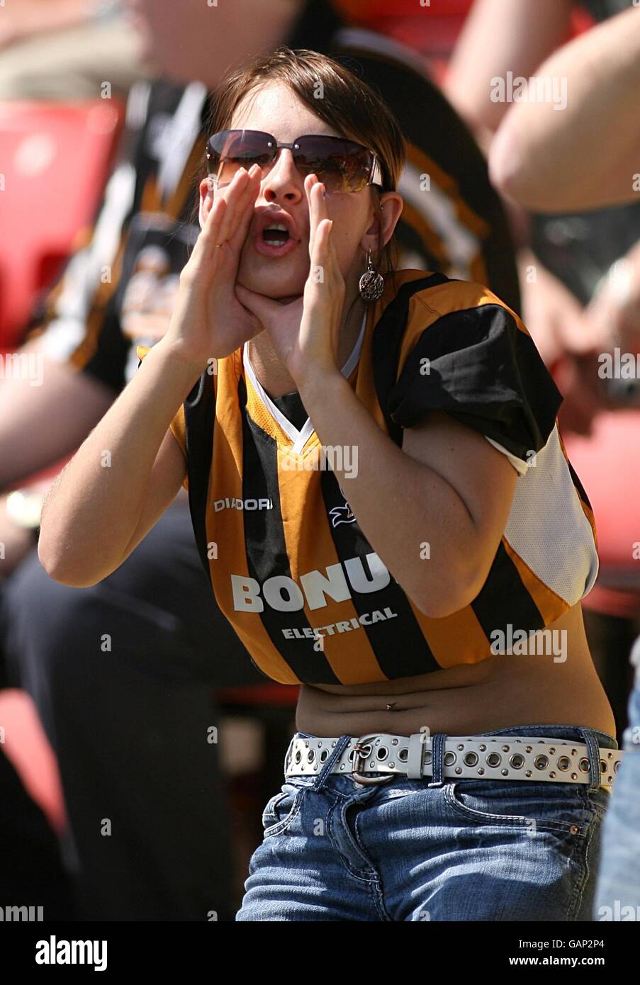 Ein Hull City-Fan zeigt während des Spiels ihre Unterstützung auf den Tribünen. Stockfoto