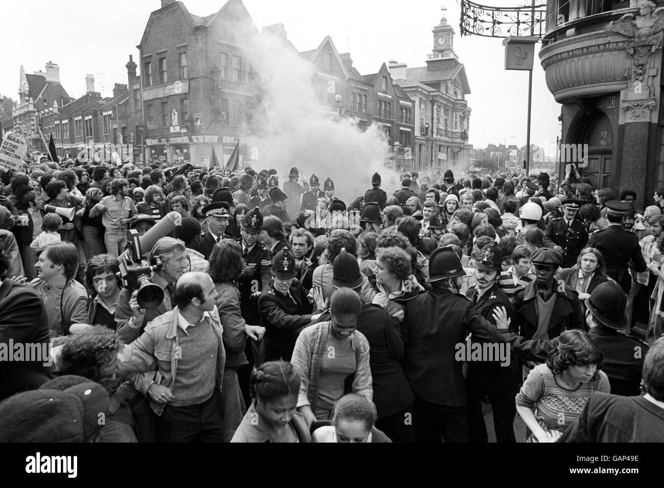 Die Szene in Clifton Rise, New Cross, als Polizeischlacht mit nationalen Front-Dämonstatoren und linken Demonstranten, als Demonstranten aus beiden Gruppen zusammenstießen. Stockfoto