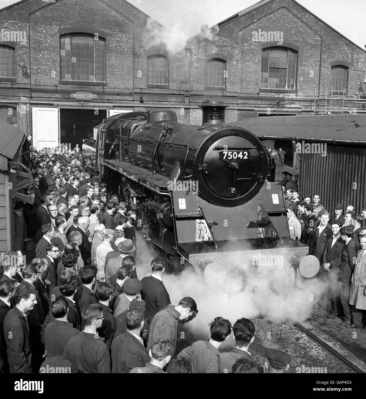 Derby, der Geburtsort unzähliger Hunderter Dampflokomotiven in der Vergangenheit, sagte Auf Wiedersehen zum Eisenpferd für immer, als Nummer 75042, ein Zugmaschine der Baureihe 4 4-6-0, Hatte eine bürgerliche senden unter der Annahme der unglücklichen Unterscheidung, die letzte Dampflokomotive zu erhalten, eine allgemeine Reparatur bei der British Railway Works. Stockfoto